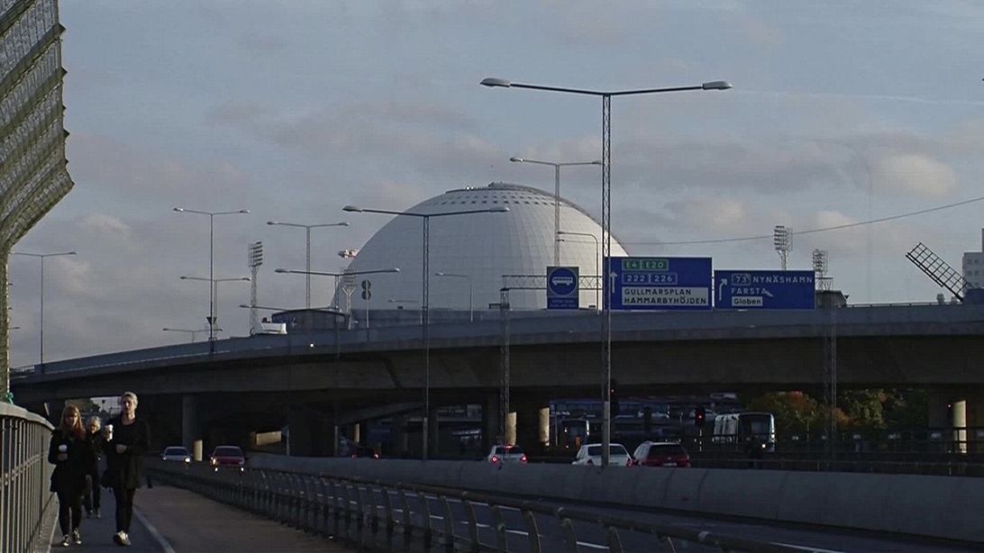 Utsikt över Ericsson Globe, Avicii Arena, och omgivande stadsinfrastruktur i Stockholm.